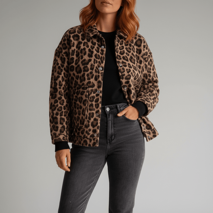 Dames wijde overgangsjas met luipaardprint, type Lucy. Comfortabele boxy fit bomberjack voor de lente.