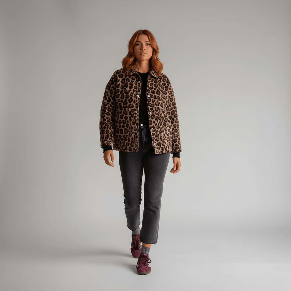 Stijlvolle dames bomberjack met dierenprint. Casual wijde pasvorm overgangsjas, perfect voor dagelijks comfort.