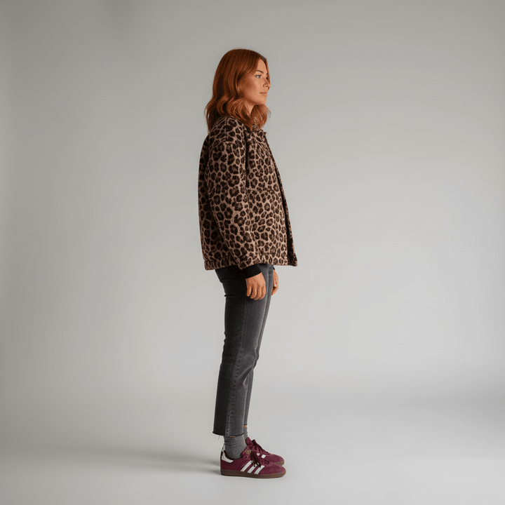 Trendy dames lentejas met opvallende luipaardprint. Boxy overgangsjas Lucy met comfortabele wijde pasvorm.