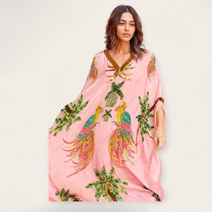 Ontspannen dames kaftan, enkellang, met vrolijke tropische print. Perfect voor strand of resort.