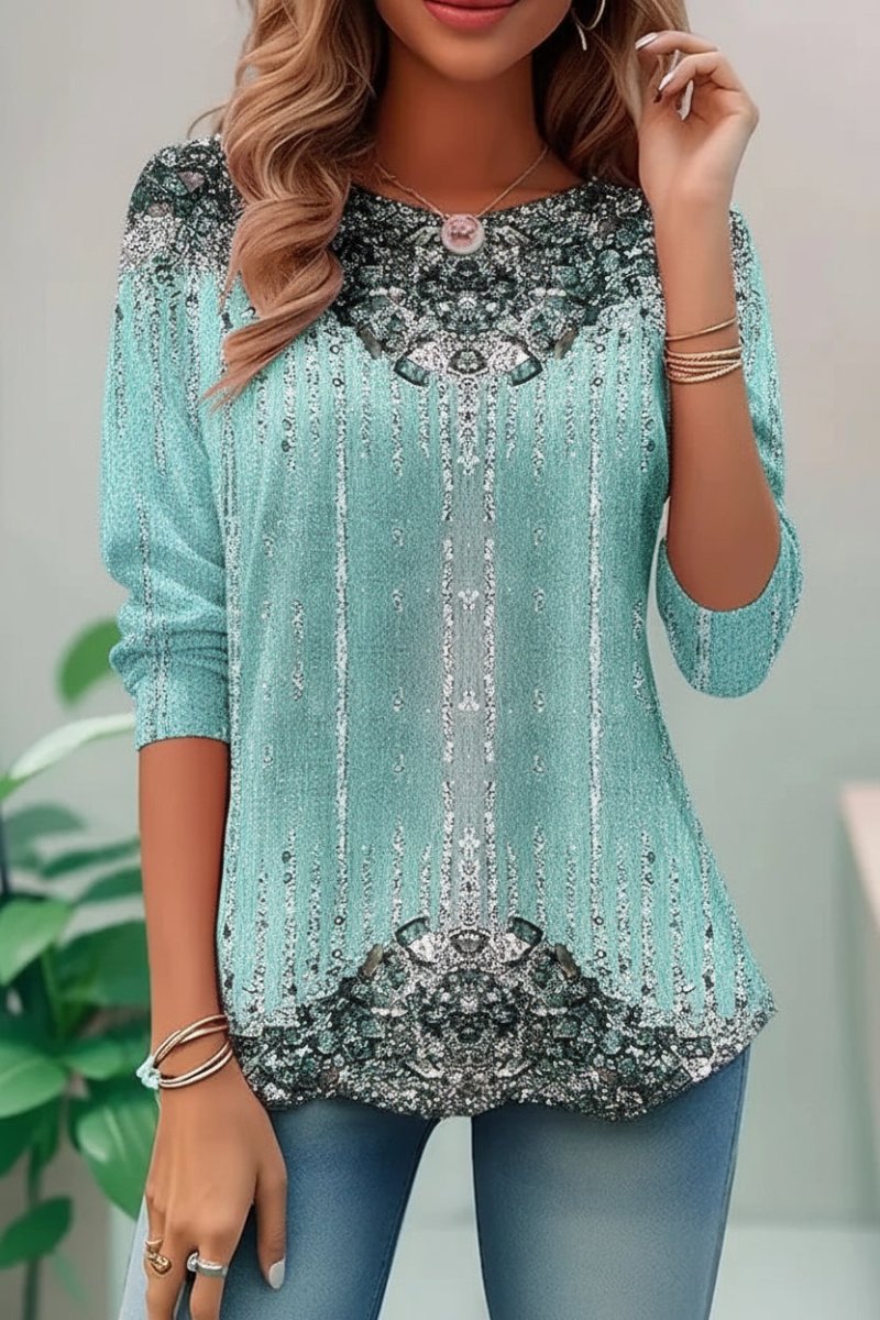 Model draagt de Amelia losvallende pailletten top met driekwartmouw, straalt glamour uit.
