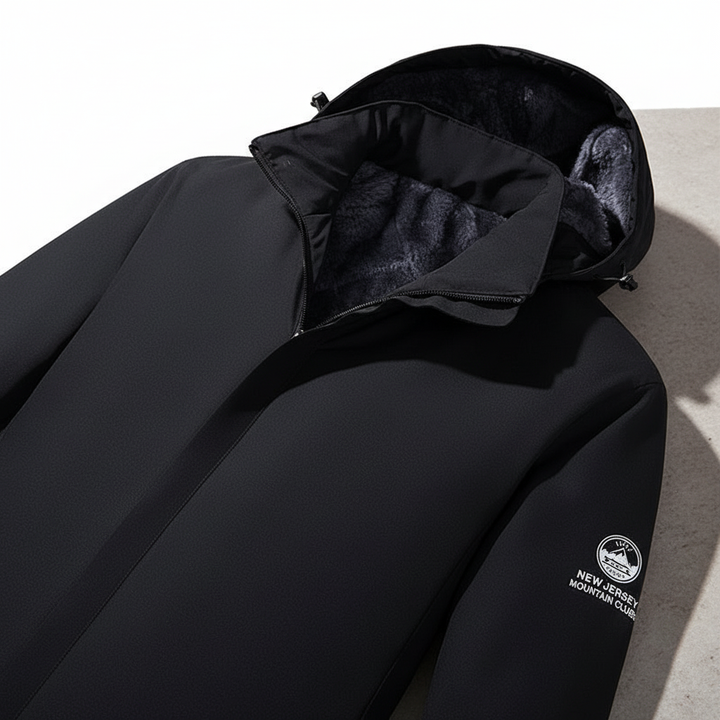 Stijlvolle zwarte heren buitenjas: een waterdichte parka met capuchon, perfect voor een regenachtige herfstdag.