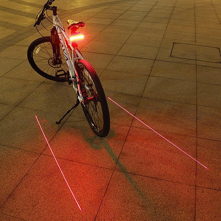 Rood LED fiets achterlicht met laserlijnen voor optimale zichtbaarheid en veiligheid tijdens nachtrijden.