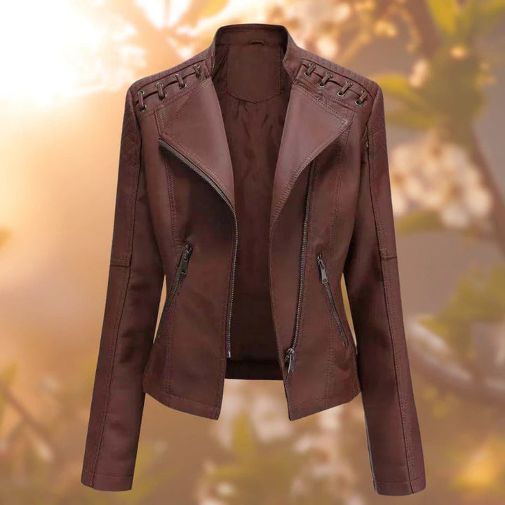 Waterafstotende CoraJacket winterjas, ontworpen om vrouwen warm en droog te houden in winterse omstandigheden.