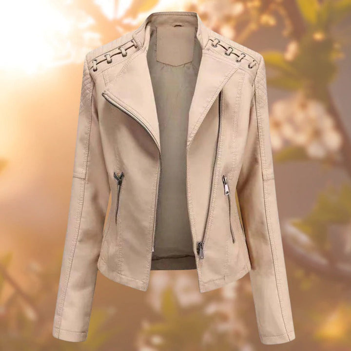 Model draagt de trendy CoraJacket dames winterjas, perfecte combinatie van warmte, stijl en functionaliteit.