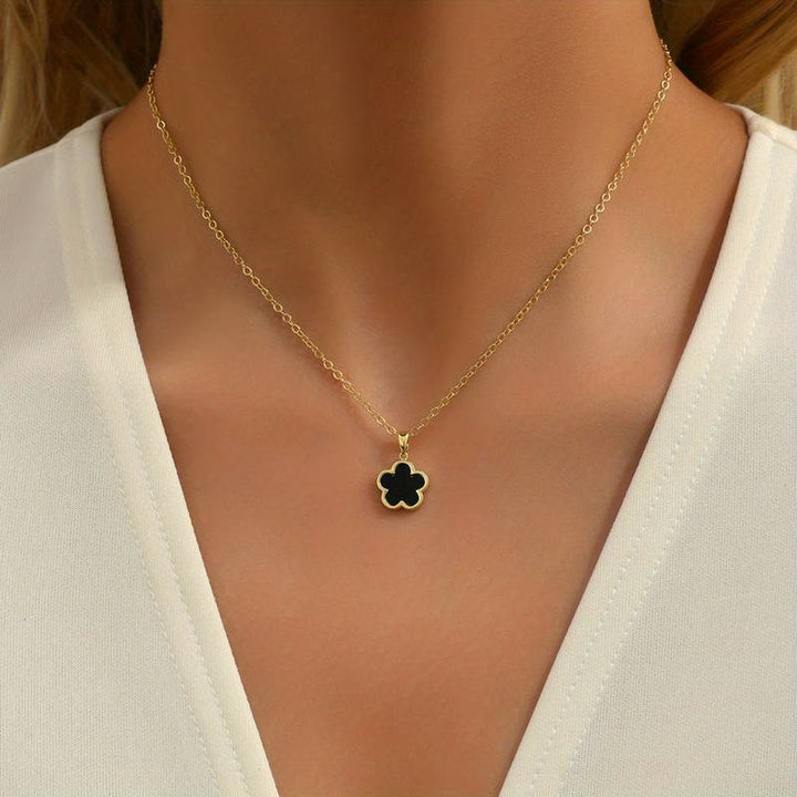 Glanzende zilveren bloemenketting met delicate bloem, een modieus modeaccessoire en gelukssieraad voor dames.