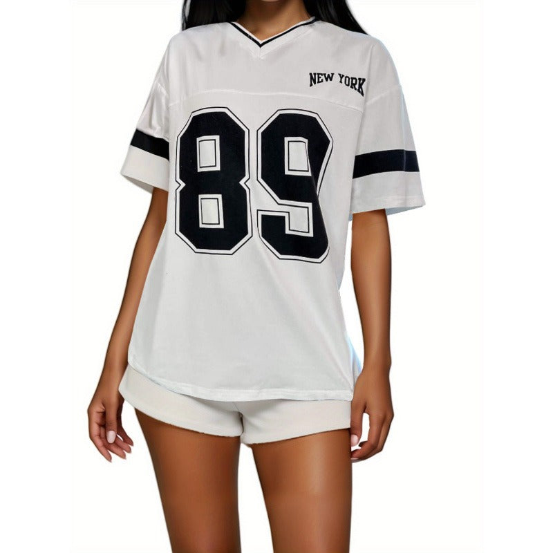 Zomers V-hals varsity dames shirt, perfect voor lente/zomer; comfortabel en trendy dameskleding item.