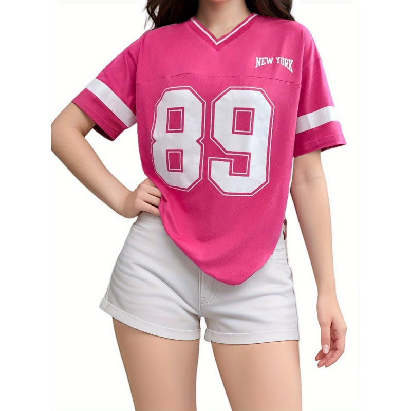 Stijlvol dames V-hals varsity shirt, perfect als comfortabel, trendy en casual zomershirt.