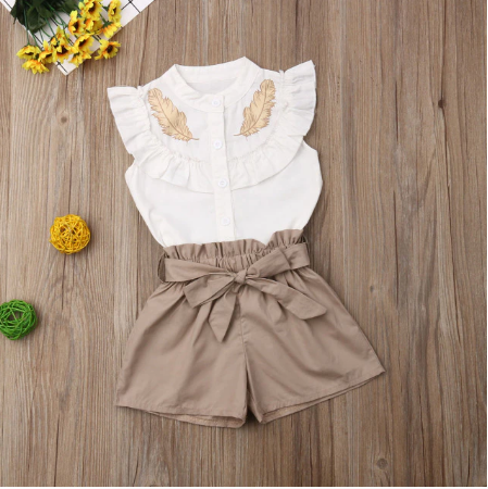 Modieus meisjes topje en broekje met feather details. Stijlvolle witroze kinderkleding set voor zomer.