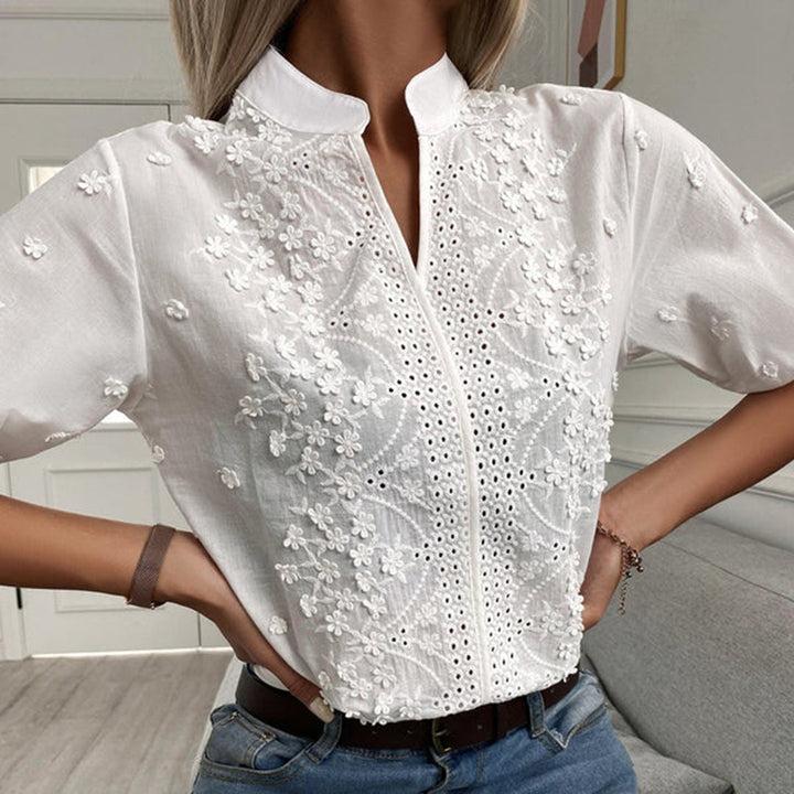 Stijlvolle witte damesblouse met korte mouwen. Comfortabel en elegant, perfect voor diverse gelegenheden.