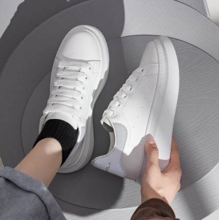 Model draagt stijlvolle unisex casual schoenen. Comfortabele sneakers voor dames en heren, ideaal voor alledaags gebruik.
