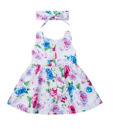Close-up van de zachte stof en levendige bloemenprint op deze comfortabele baby meisjesjurk.