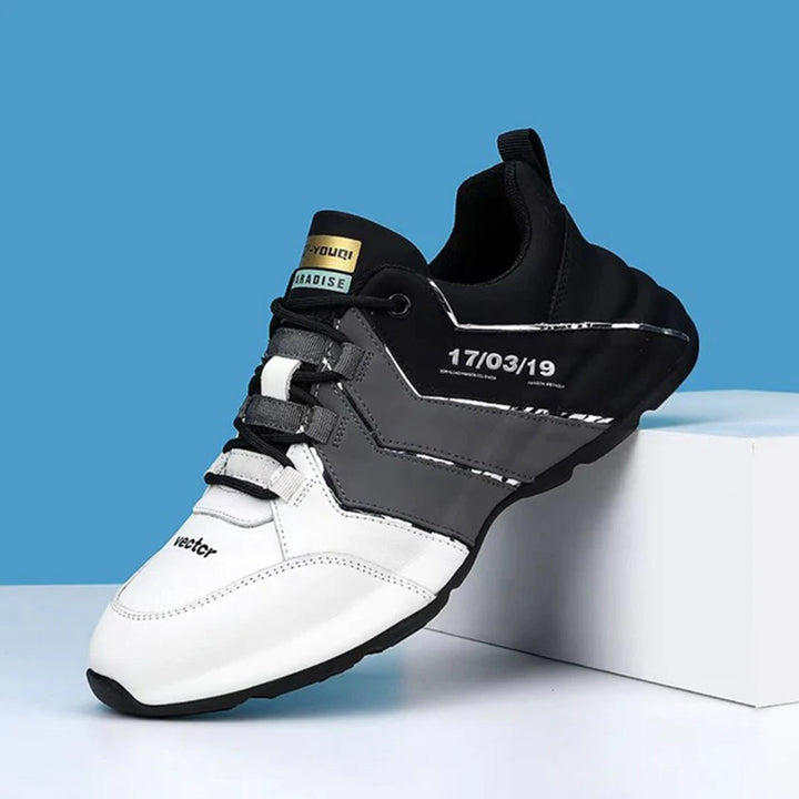 Stijlvolle witte herensneakers met zwarte details en veters, geschikt als sportschoenen of casual schoenen.