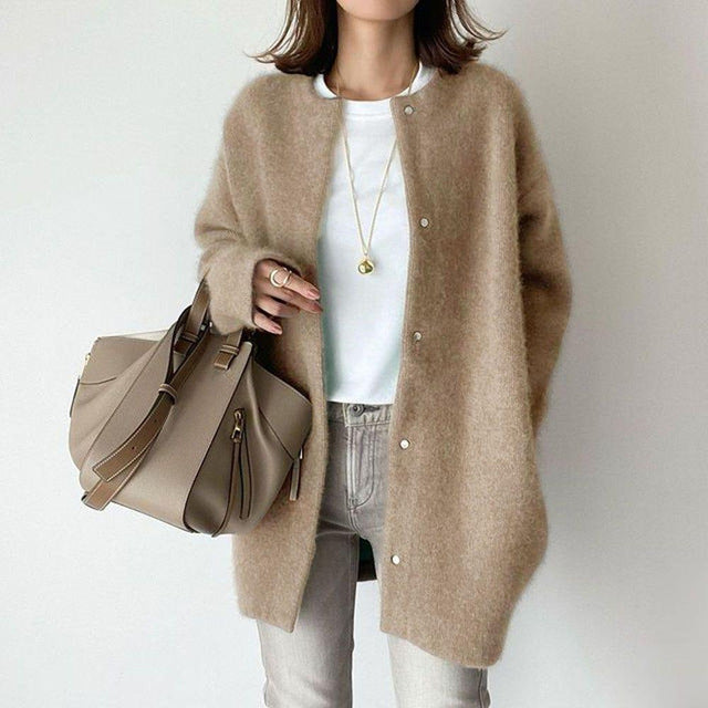 Modern oversized damesvest met lange mouwen, biedt ultiem comfort en veelzijdigheid. Trendy casual knitwear.