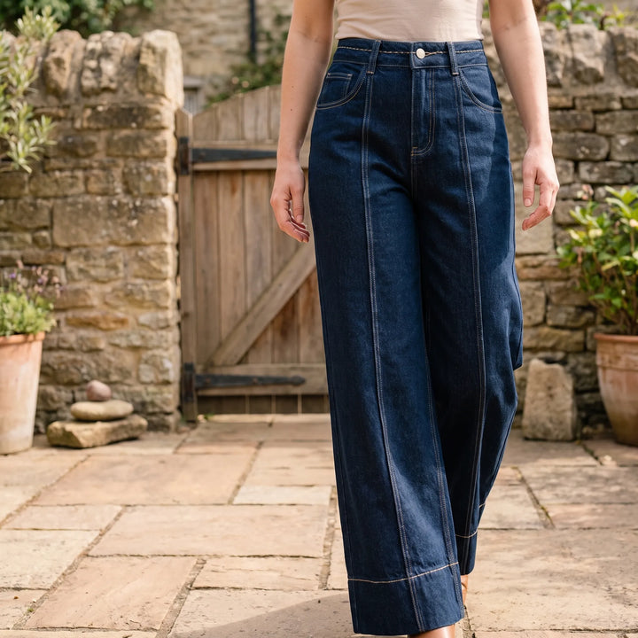 Modieuze donkerblauwe dames jeans met wijde pijpen, hoge taille en stijlvolle naden, ideaal voor casual mode.