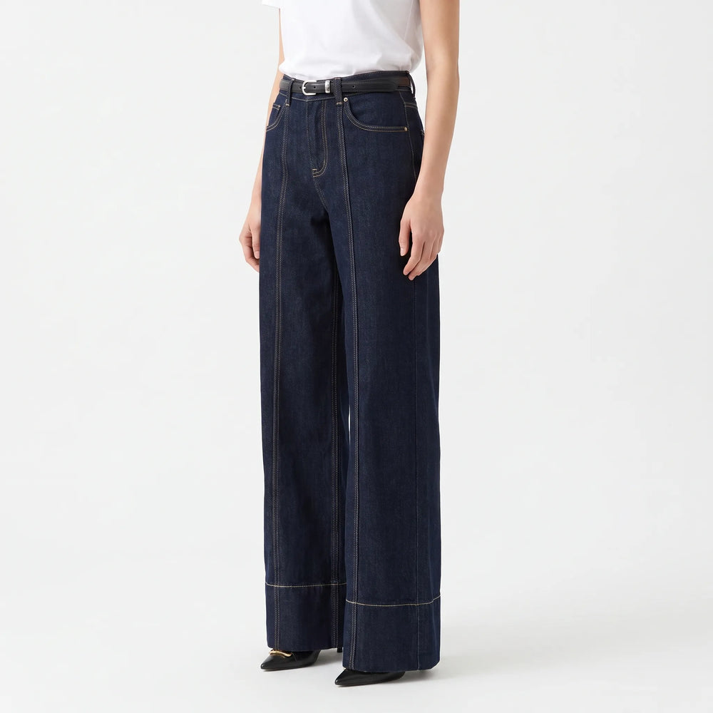 Comfortabele dames spijkerbroek met wijde pijpen en hoge taille, donkerblauw en modieus, perfect voor dagelijks gebruik.