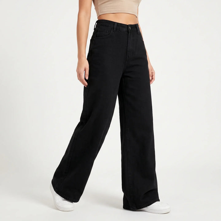 Vrouw draagt een stijlvolle wijde dames jeans met rechte pijpen, ideaal voor comfort en dagelijkse mode.