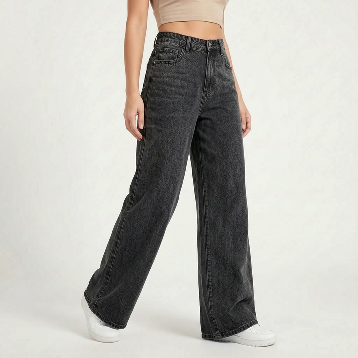 Detail van de wijde dames jeans: rechte pijpen, middelhoge taille en duurzaam denim stof.
