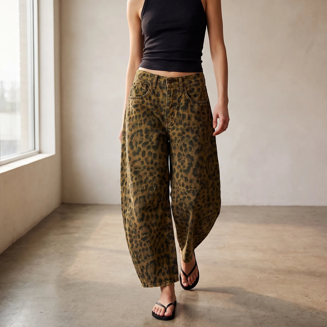 Dames wijde barrel jeans met trendy luipaardprint. Comfortabele, modieuze damesmode, perfect als statement piece.
