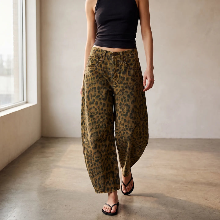 Dames wijde barrel jeans met trendy luipaardprint. Comfortabele, modieuze damesmode, perfect als statement piece.