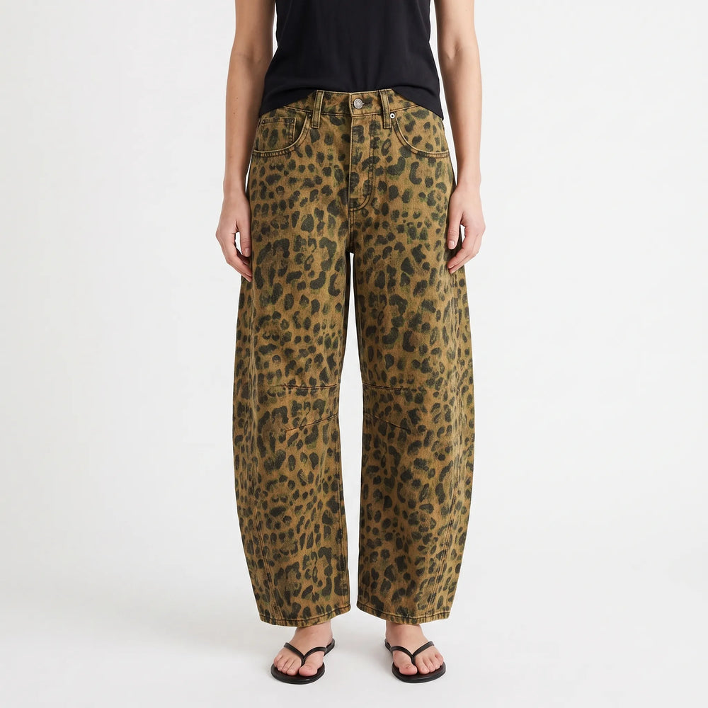 Trending wijde dames jeans met opvallende luipaardprint. Een comfortabele barrel jeans voor een stijlvolle damesmode look.