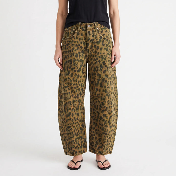 Trending wijde dames jeans met opvallende luipaardprint. Een comfortabele barrel jeans voor een stijlvolle damesmode look.