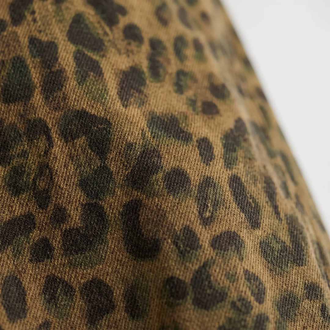 Stijlvolle dames wijde jeans met modieuze luipaardprint. Trending barrel jeans, comfortabel voor elke dag damesmode.