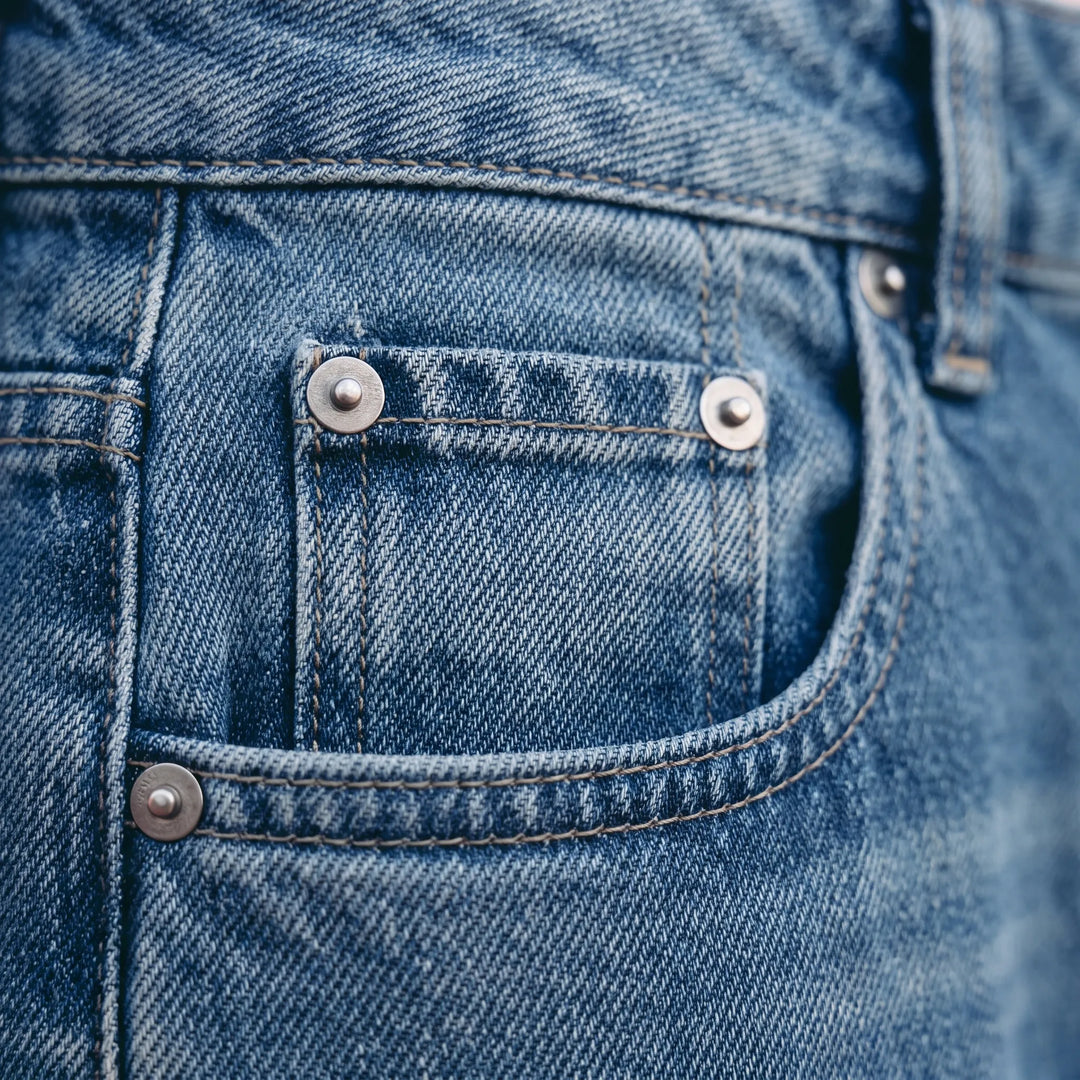 Stijlvolle damesjeans met wijd model en opvallend tweekleurig paneelontwerp; een comfortabele toevoeging aan je garderobe.