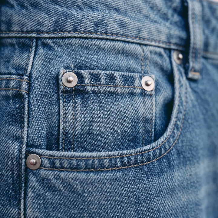 Stijlvolle damesjeans met wijd model en opvallend tweekleurig paneelontwerp; een comfortabele toevoeging aan je garderobe.