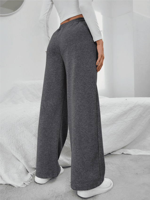 Veelzijdige dames joggingbroek, comfortabel voor thuis, sport of casual uitjes. Verkrijgbaar in grijs en zwart.