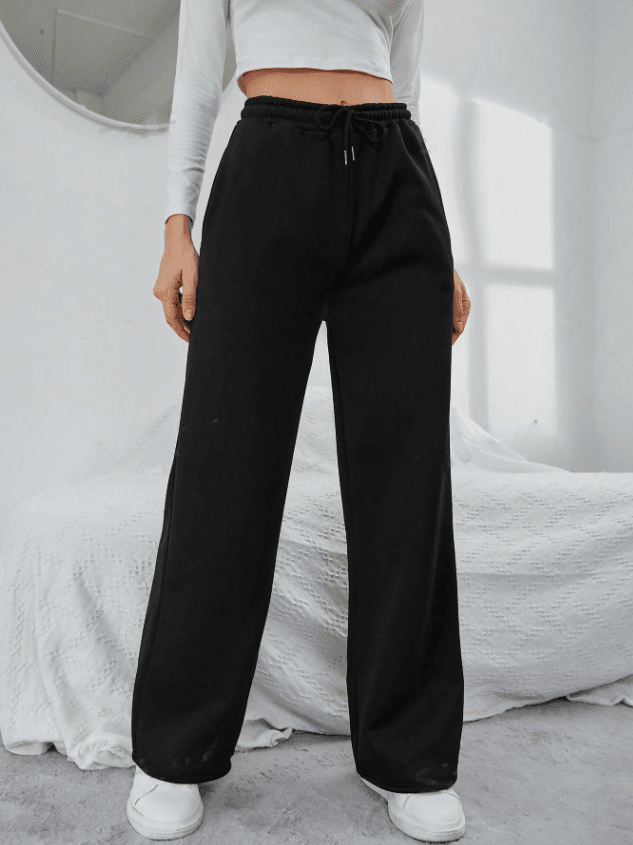 Zwarte dames joggingbroek, comfortabel en veelzijdig. Essentiële broek voor zowel ontspanning als sportieve activiteiten.