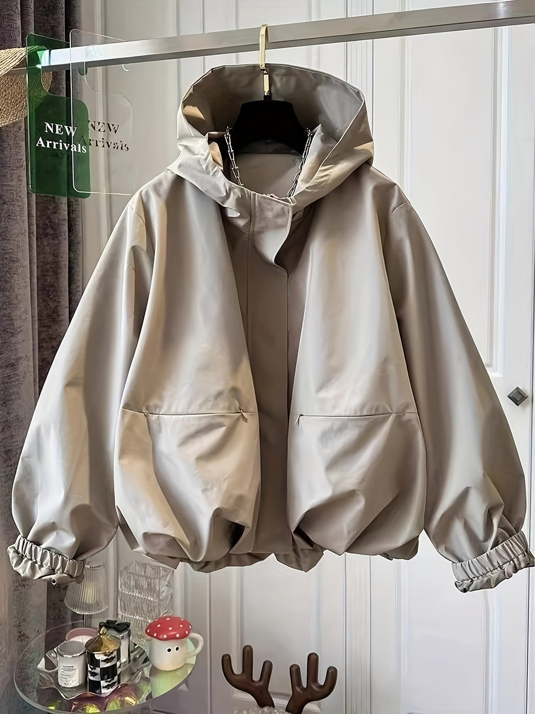 Lichtgewicht windjack voor dames met capuchon. Modern design en ideaal als tussenjas voor lente/herfst.