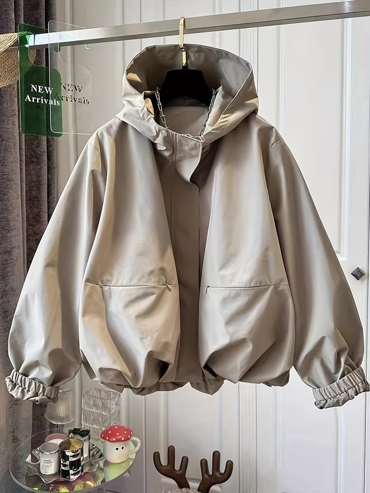 Lichtgewicht windjack voor dames met capuchon. Modern design en ideaal als tussenjas voor lente/herfst.