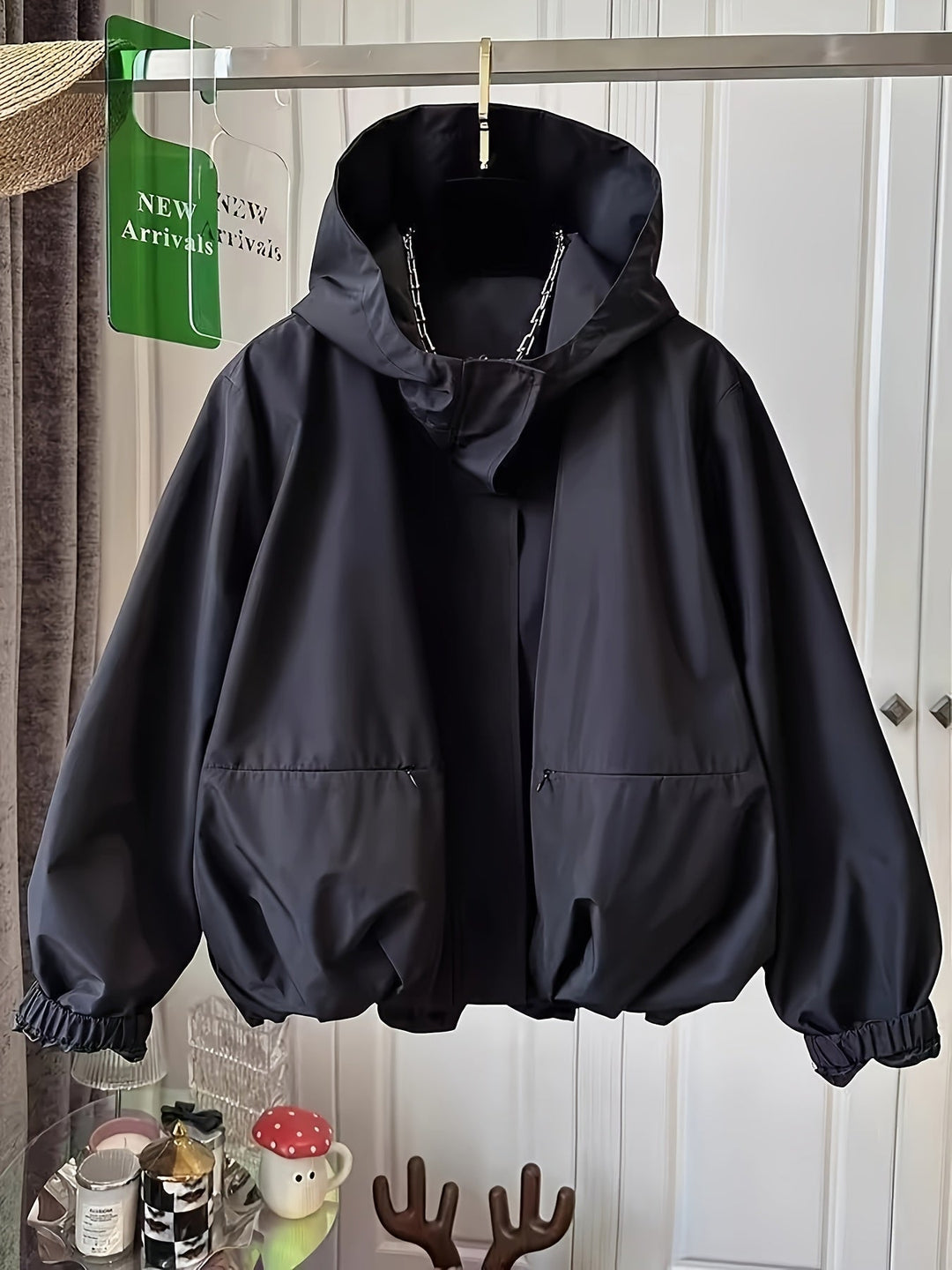 Stijlvol dames windjack met capuchon. Oversized pasvorm voor een comfortabele, sportieve streetwear look.