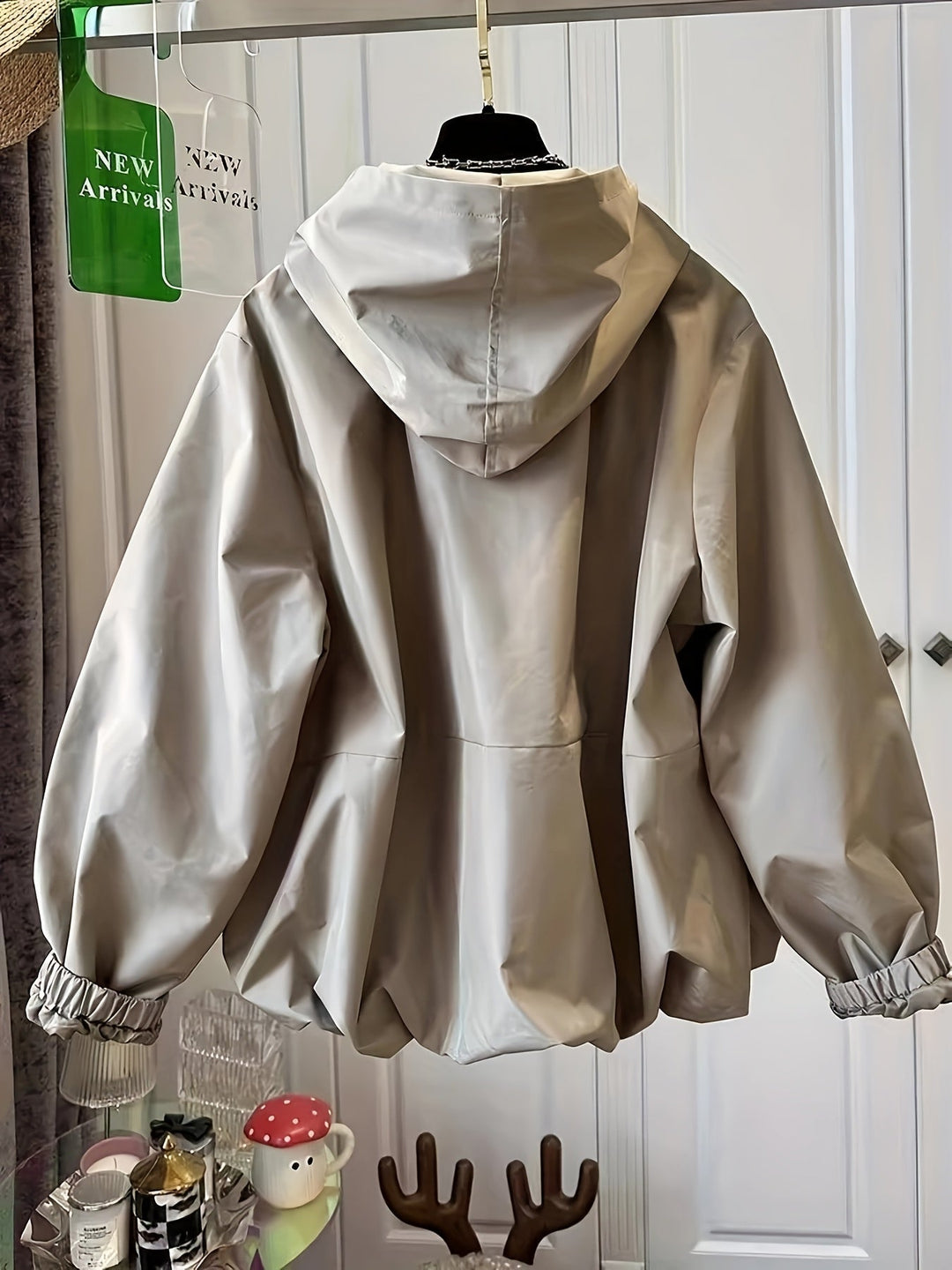 Dames windjack met capuchon, perfect voor het voorjaar. Ademend en lichtgewicht voor alledaags comfort.