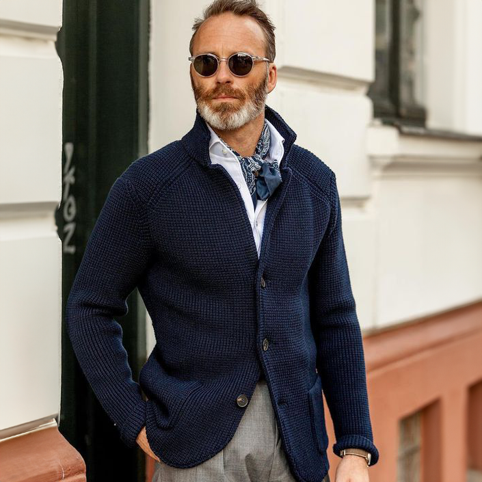 Elegant gebreid heren cardigan, ideaal voor herfst- en wintermode. Tijdloos.