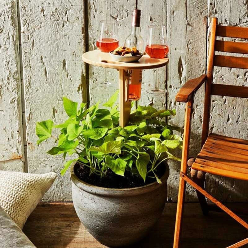 Houten tuintafel, inklapbaar, speciaal ontworpen voor het serveren van wijn en hapjes buiten. Handige wijnglashouder.