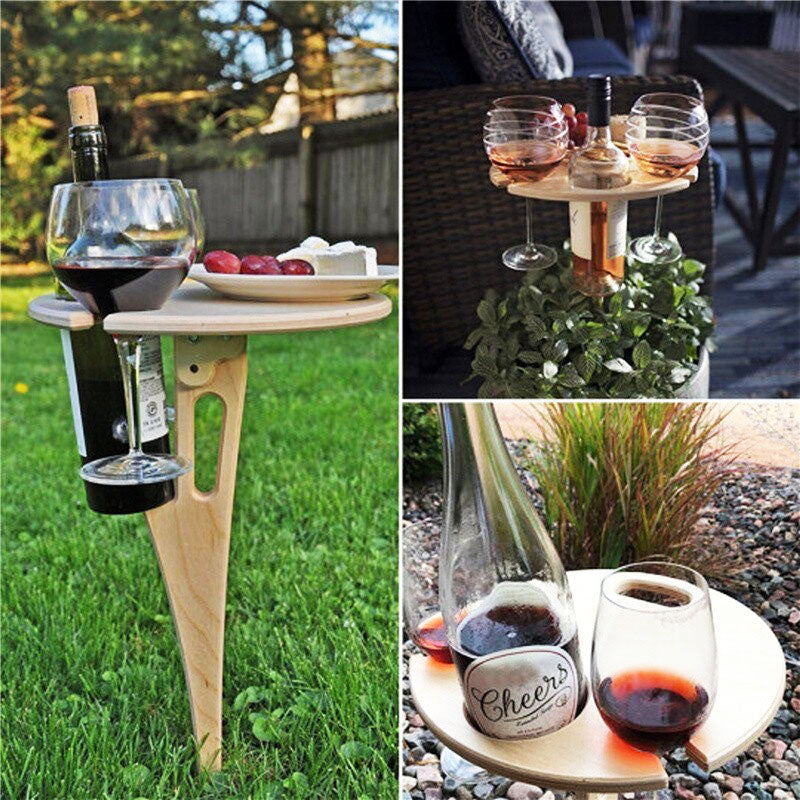 Houten inklapbare outdoor wijntafel met wijnglas houders; perfect voor tuin, park of strand.