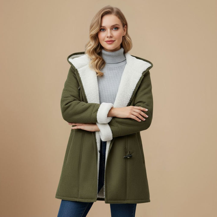 Dames winterjas met toggleknopen vooraanzicht. Warme casual duffeljas met capuchon.