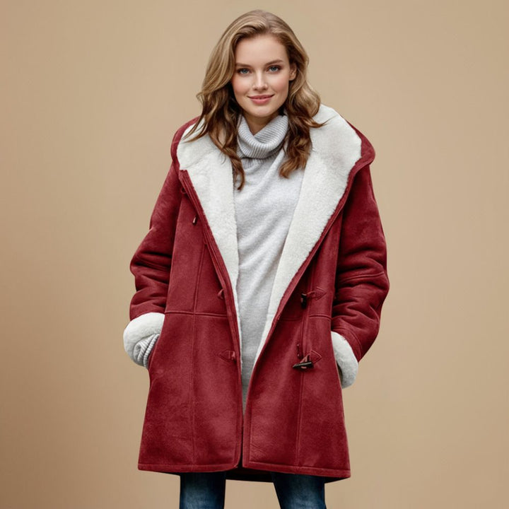 Warme gevoerde dames winterjas met klassieke toggleknopen. Perfect voor koud weer.