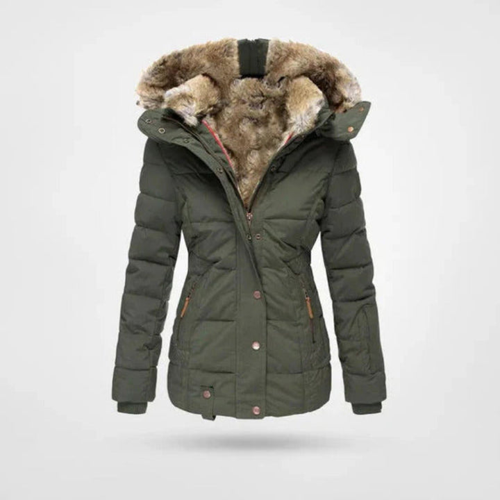 Elegante dames winterjas met praktische dubbele rits en drukknopen; de gevoerde capuchon biedt extra warmte.