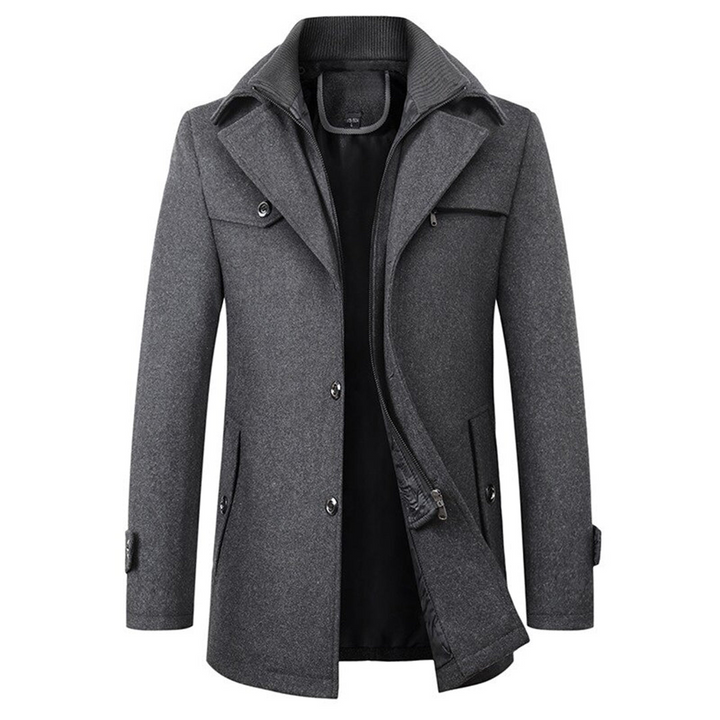 Stijlvolle heren winterjas met rits en knopen. Klassieke, warme herenmode, ideaal voor winterkleding.