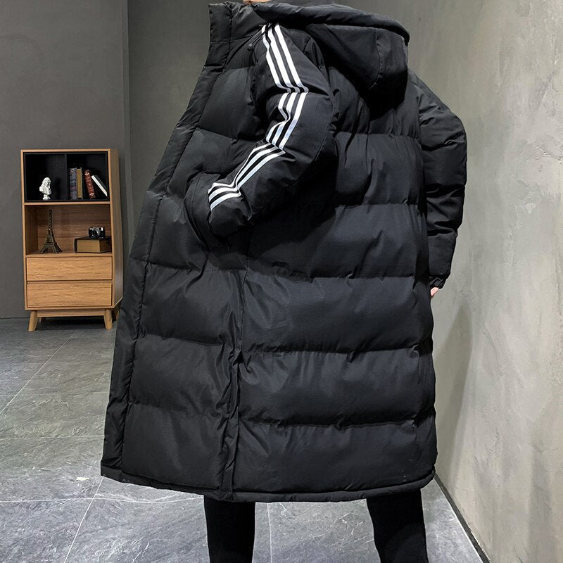 Stijlvolle lange zwarte gewatteerde heren winterjas, biedt warmte en comfort. Ideaal voor koude dagen.