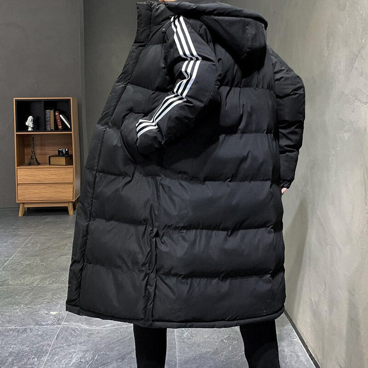 Stijlvolle lange zwarte gewatteerde heren winterjas, biedt warmte en comfort. Ideaal voor koude dagen.