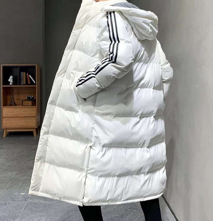 Elegante witte gewatteerde lange heren winterjas, sportief en stijlvol. Een modieuze keuze voor de winter.