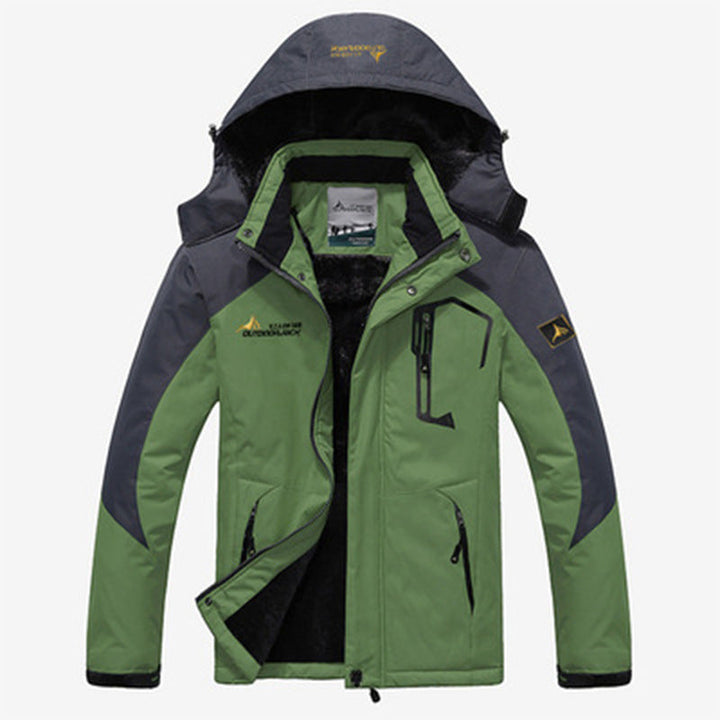 Model draagt een donkere, waterafstotende heren winterparka met capuchon. Perfecte bovenkleding voor winter.