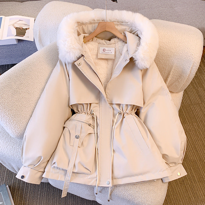 Elegante dames winterjas, stijlvolle parka in donkere kleur, ideaal voor warme wintermode en bovenkleding.