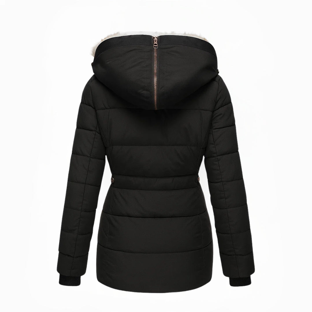 Modieuze lange dames winterjas met capuchon, benadrukt comfort en warme elegante pasvorm. Winterkleding.