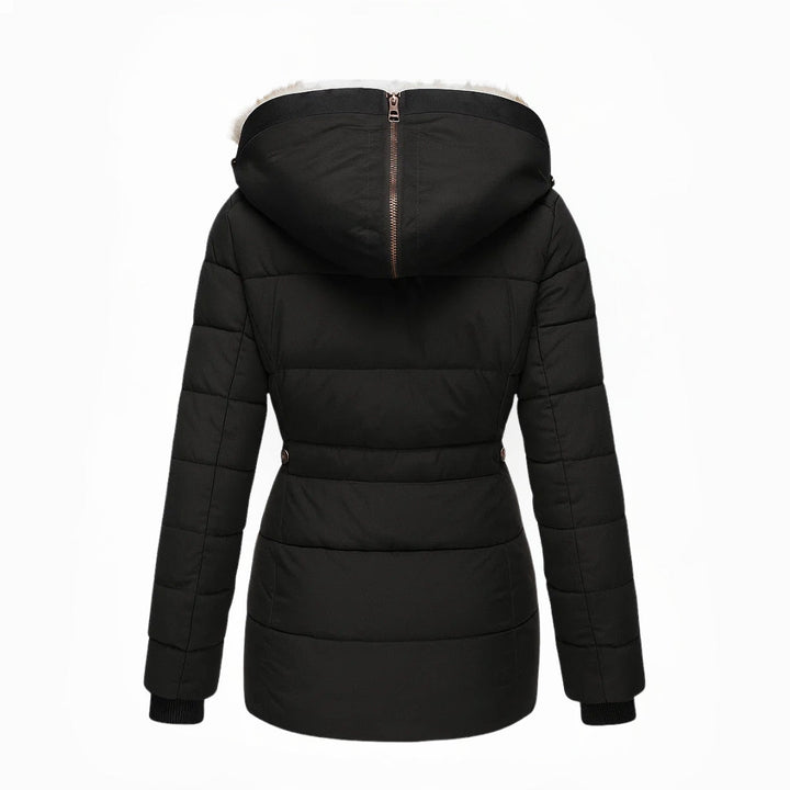 Modieuze lange dames winterjas met capuchon, benadrukt comfort en warme elegante pasvorm. Winterkleding.