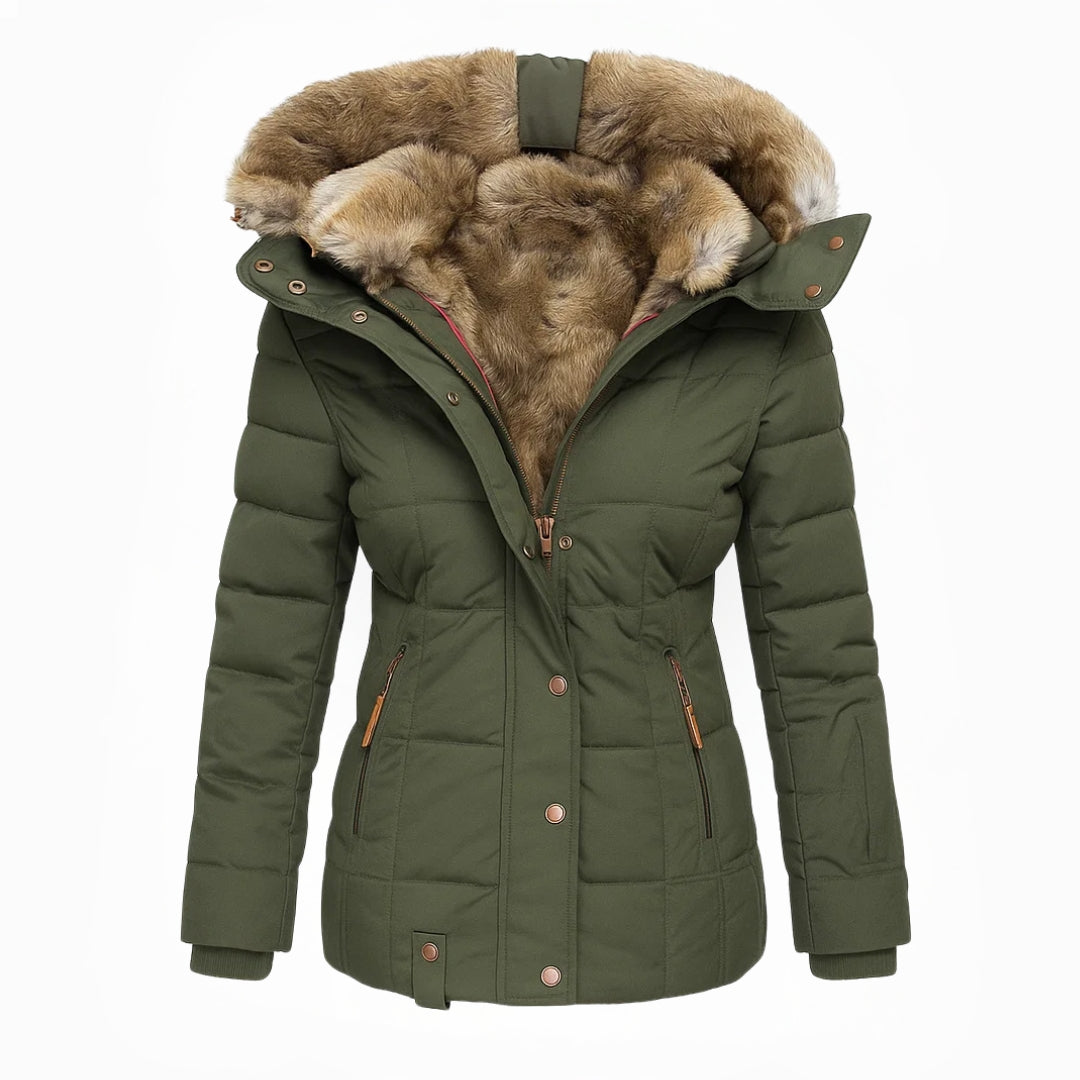 Zijaanzicht van elegante lange dames winterjas, toont modieuze pasvorm en warme winterkleding.